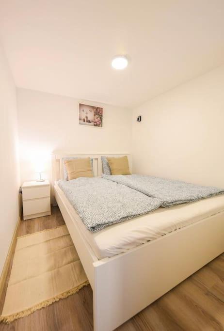 1 Bedroom Flat In Nyar Str., Central ブダペスト エクステリア 写真